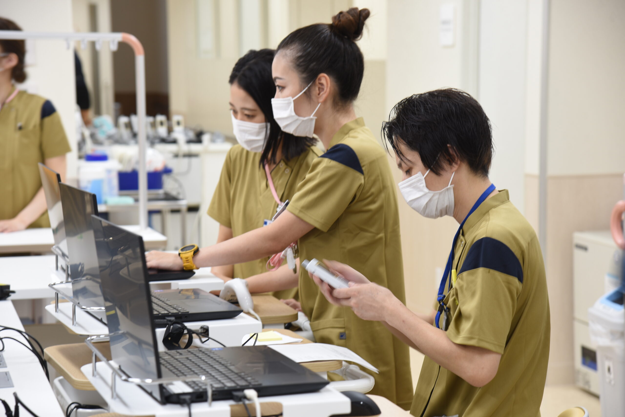 「技術」と「精神」をともに受け継いでいくためには、先達とともに後続が実際の現場に関わって、自ら手を動かしつつ体得していく方法が最も一般的です。