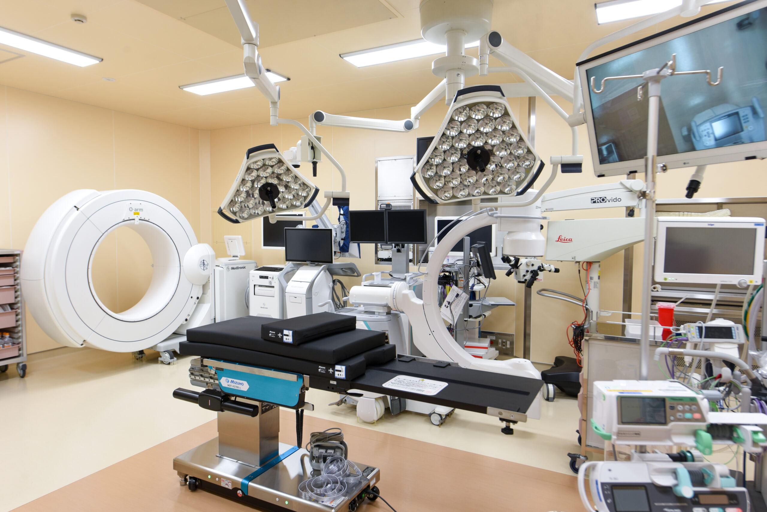 頚や腰のトラブルで痛みや痺れ等、様々な症状が表れますが、初期の段階では手術以外の治療（保存治療、対症療法）を選択するのが一般的です。