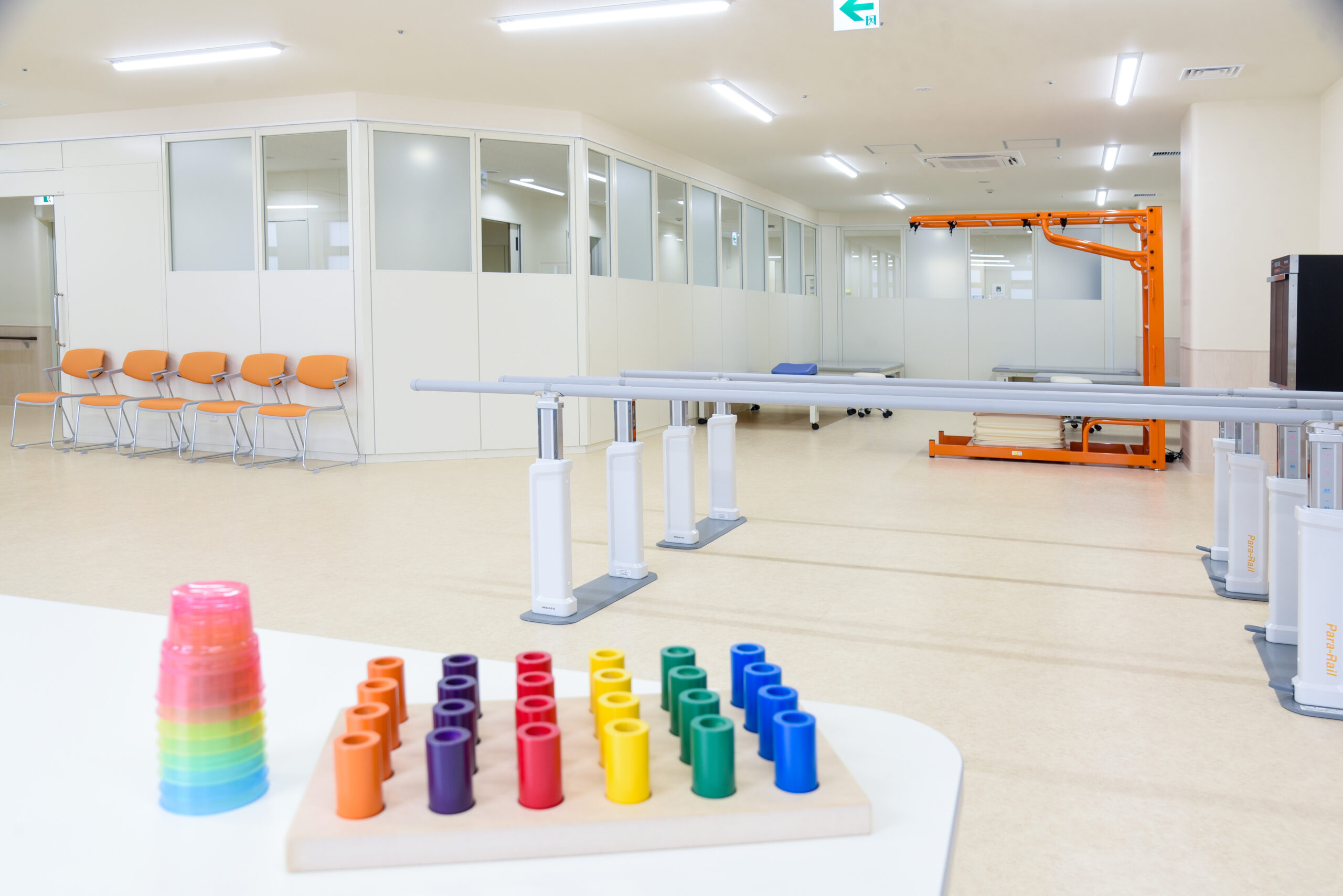 練馬志匠会病院リハビリテーション科には、理学療法士、作業療法士、言語聴覚士が在籍しており、入院される患者様を対象に365日のリハビリテーションを提供しています。 入院中のリハビリテーションでは、痛みの管理だけでなく関節・筋肉の柔軟性向上や不良姿勢および身体機能を改善することにより、日常生活活動（ADL）能力を高め、再発予防に向けた身体機能改善を図ります。また、脊椎疾患では神経が傷害を受けている部位（原因）と症状のある部位（結果）が異なる事が多くあるため、多角的なリハビリテーションの提供を心がけています。