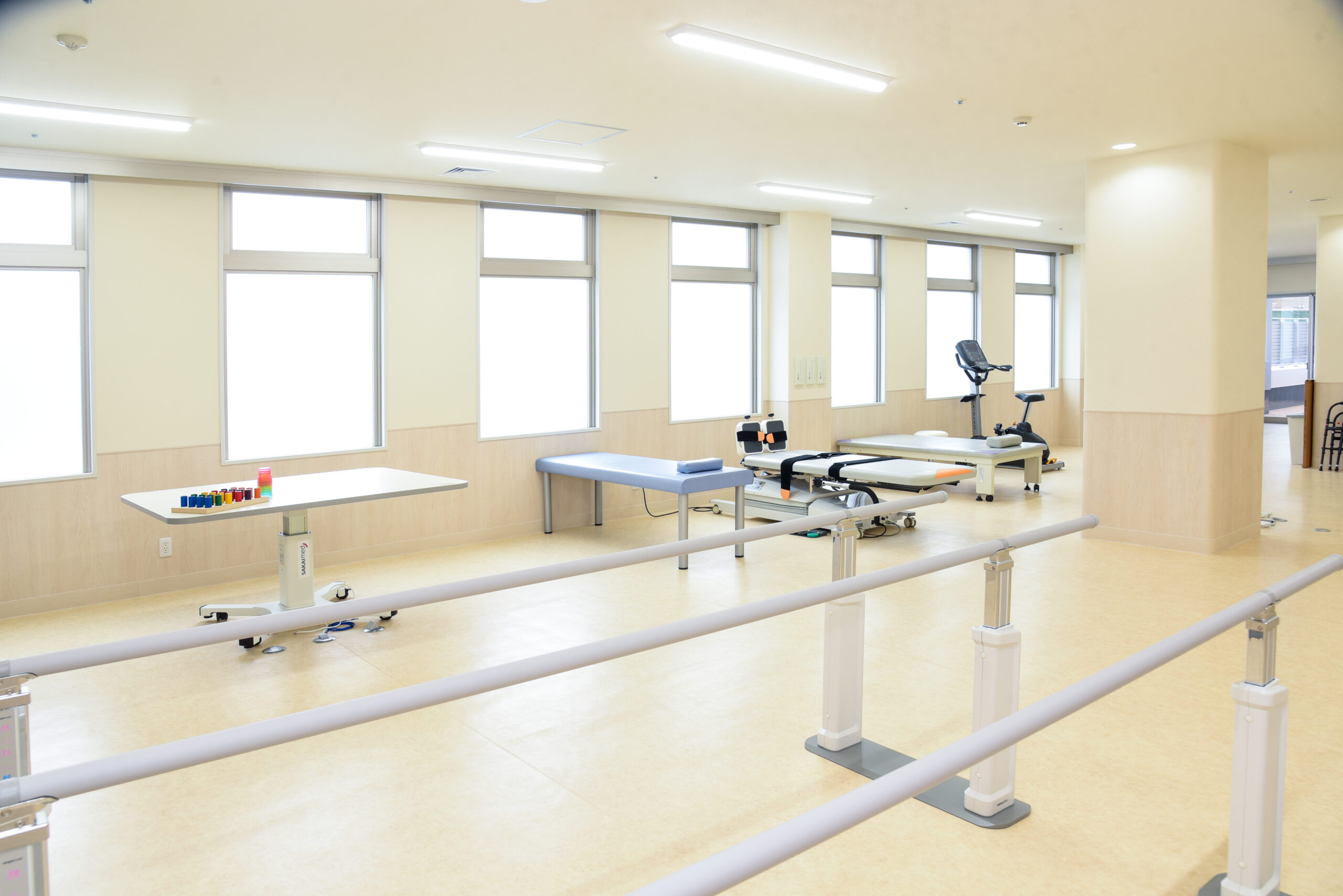 電動昇降ベッドと一体化したスリングセラピーベッドです。スリングを使用することで、上肢、下肢、体幹をサポートし、自重を軽減します。